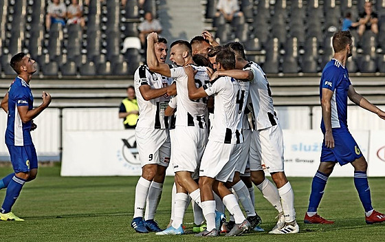 Fotbalisté Hradce Králové slaví v zápase s Baníkem Ostrava gól, kterým je Filip...