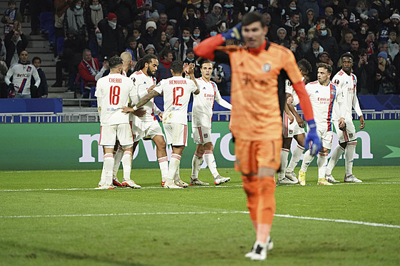 Fotbalisté Lyonu se radují z gólu do sít praské Sparty.
