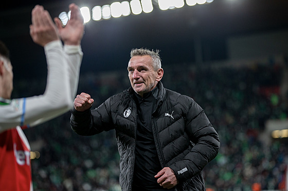 Slávistický asistent Pavel ehák se raduje z vítzství nad Maccabi Haifa.