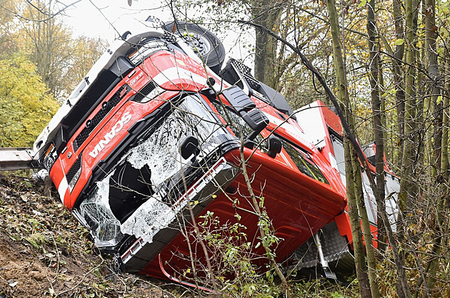 Na Karlovarsku se převrátila hasičská cisterna, pro řidiče letěl vrtulník
