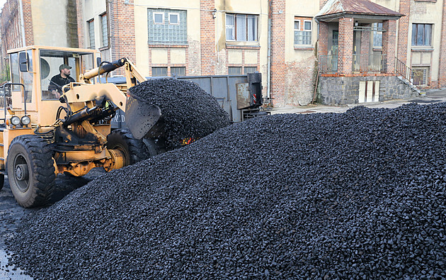 Lidé se bojí růstu cen za uhlí po Novém roce. Řada z nich se proto tímto druhem...