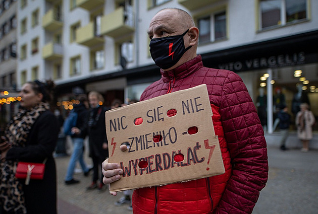 Polská policie šikanuje ženy kvůli potratům, plod hledala i v žumpě