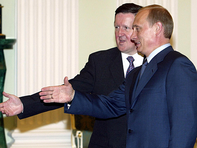 Putin se chtěl na počátku vlády přidat k NATO, tvrdí bývalý šéf aliance
