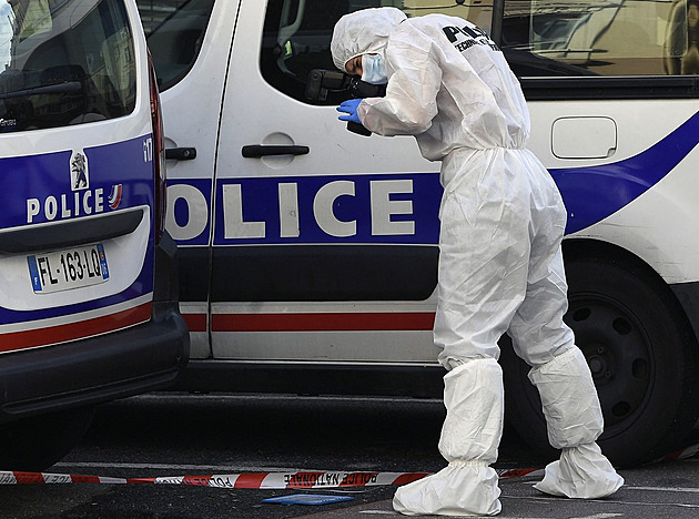 Před pařížskou střední školou ubodali mladíka, policie zadržela tři nezletilé