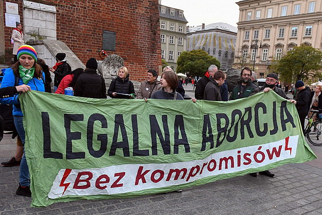 Polská policie šikanuje ženy kvůli potratům, plod hledala i v žumpě