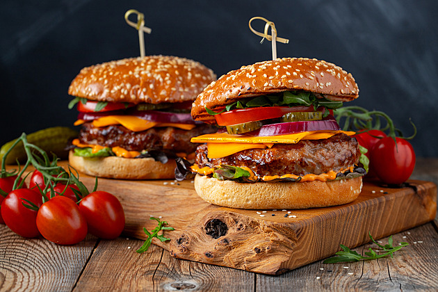 Hamburger, špagety, pizza nebo boršč. Jak vznikly názvy populárních jídel