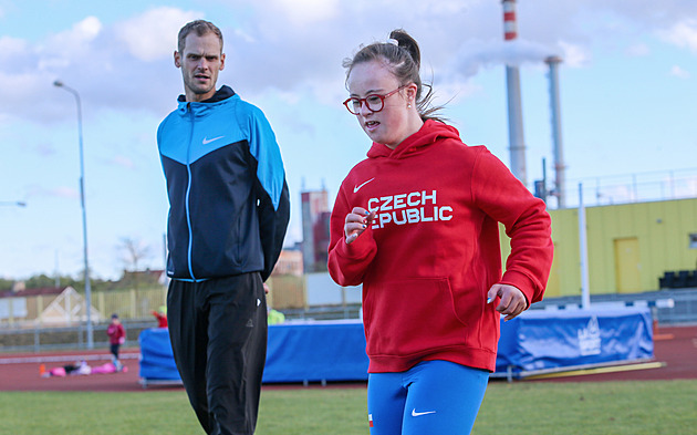 Mladá atletka s Downovým syndromem Magdaléna Sailerová trénuje na atletickém...