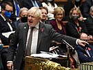 Britský premiér Boris Johnson ení na pd parlamentu. (3. listopadu 2021)