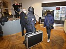 Policejn� eskorta p�ivezla do Vlastiv�dn�ho muzea v Olomouci kyle�ovick�...