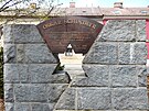 Pomník s pamtní deskou Oskara Schindlera v parku Jana Palacha