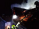Hasi�i zasahovali u po��ru rodinn�ho domu v Ludkovic�ch na Zl�nsku. Plameny se...