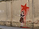 Na zdi nechvaln� proslul� komunistick� v�znice v Uhersk�m Hradi�ti je p�es...