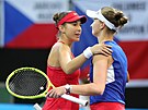výcarská tenistka Belinda Bencicová (vlevo) se po zápase zdraví s Barborou...