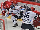 Hokejová extraliga, 23. kolo, Tinec - Vítkovice. Petr Vrána (vlevo) z Tince...