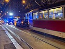 U zastávky tramvaje v Jené ulici srazilo osobní auto chodce, ten i pes pomoc...