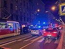 U zastávky tramvaje v Jené ulici srazilo osobní auto chodce, ten i pes pomoc...