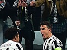 Paulo Dybala (Juventus) se raduje ze své branky s Westonem McKenniem.