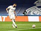 Karim Benzema dává první gól Realu Madrid v zápase proti achtaru Donck.