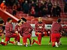 Fotbalisté Liverpoolu se rozcviují ped zápasem proti Atlétiku Madrid. Na...