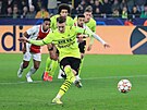 Marco Reus promuje pokutový kop Dortmundu v zápase s Ajaxem.