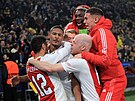 Fotbalisté Ajaxu Amsterdam oslavují branku Sebastiena Hallera (druhý zleva) na...