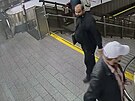 Zlod�j okradl cestuj�c�ho v metru, ��st pen�z rozh�zel po eskal�torech