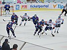 Hokejisté Zlína (v modrém) vyváí puk z vlastního pásma v utkání proti Liberci.