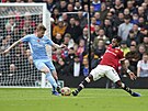 Kevin De Bruyne z Manchesteru City atakovaný Fredem z Manchesteru United.