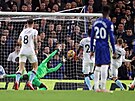 Matj Vydra z Burnley obírá vyrovnávacím gólem na 1:1 Chelsea o body.