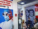 Lidé ekají na vakcínu v okovacím centru v nákupním stedisku ruského msta...
