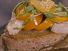 Husí játra (foie gras) v toustu s lii a kumkvatem s omákou z medu, yuzu a...