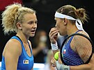 Kateina Siniaková (vlevo) a Lucie Hradecká bhem tyhry v zápasu Poháru...