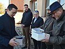 Krabici s kíi drí zprava starosta Luic Tomá Klásek a starosta Moravské...
