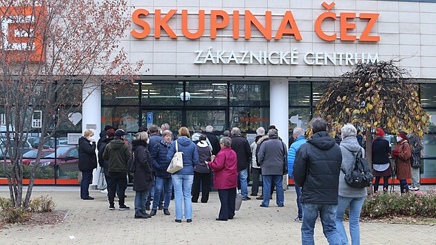 Lidé čekají ve frontě před zákaznickým centrem energetické společnosti ČEZ v... | na serveru Lidovky.cz | aktuální zprávy