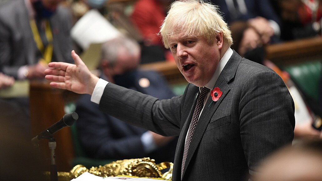 Britský premiér Boris Johnson řeční na půdě parlamentu. (3. listopadu 2021)