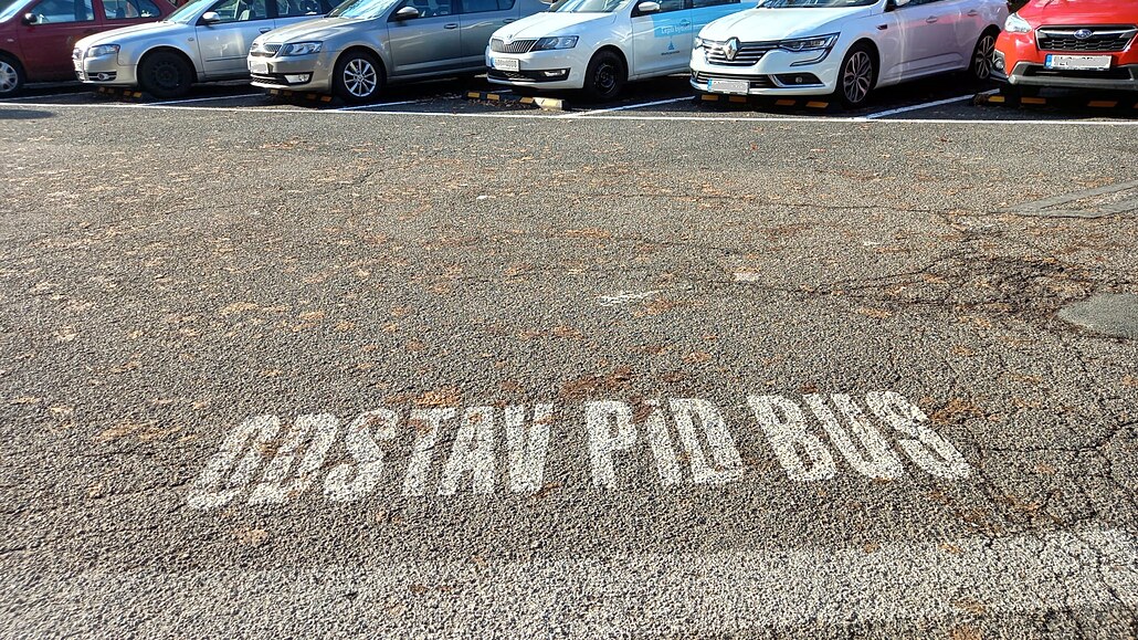 Na to�n� u nádra�í jsou nové nápisy. Podle zji�t�ní deníku Metro pomohly.