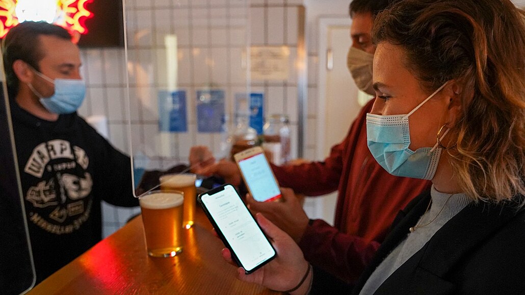 Dánové pouívají elektronické covidové pasy, aby mohli do restauraních i...