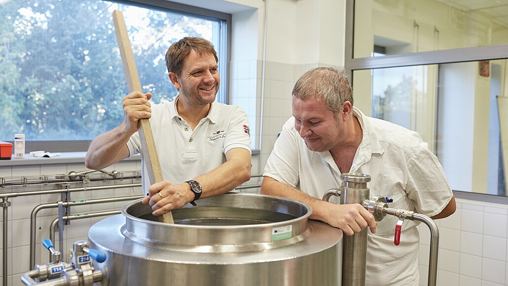 Milan Geršl (vlevo) a vedle něj Tomáš Gregor vaří na Mendelově univerzitě pivo...