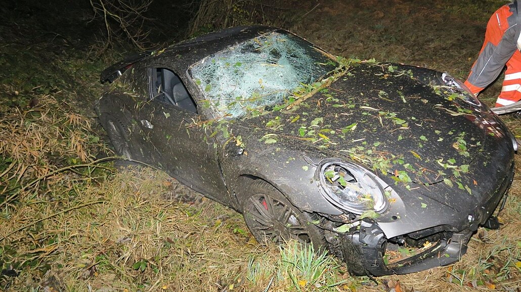 Mladý �idi� nezvládl na Doma�licku jízdu se svým porsche. P�i rychlé jízd� sjel...