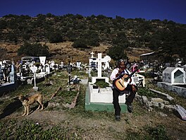 V Mexiku Duiky slaví lidé i tak, e zesnulým na hbitov nosí nejen kvtiny,...