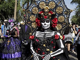 Tradiní prvod mexickou metropolí, v nm lidé asto i v kostýmech kostlivc...
