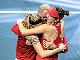 Švýcarské tenistky Jil Teichmannová (vlevo) a Belinda Bencicová se radují z...