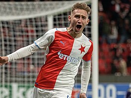 Slávistický st�elec Jan Kuchta se raduje ze své trefy do sít� Maccabi Haifa.