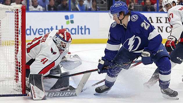 V�t Van��ek v brance Washingtonu chyt� pokus Brayden Pointa.