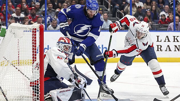 V�t Van��ek v brance Washingtonu chyt� pokus Pata Maroona z Tampy. Br�n� Lars Eller.