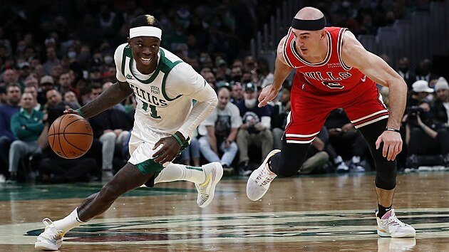 Dennis Schrder (vlevo)  z Bostonu a Alex Caruso z Chicaga.