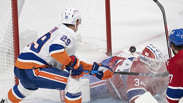 Brock Nelson z New York Islanders dv jeden ze svch gl v utkn proti Montrealu.