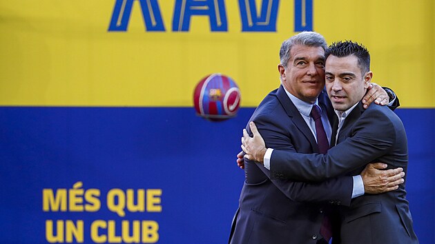 Nov kou fotbalov Barcelony Xavi (vpravo) a prezident klubu Joan Laporta.