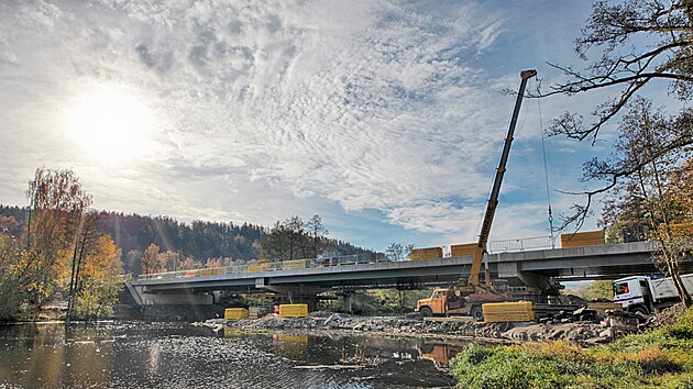 Prohldka stavby dokonovanho Dvorskho mostu pes eku Ohi v Karlovch Varech. (3. listopadu 2021)