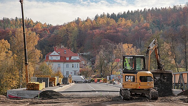 Prohldka stavby dokonovanho Dvorskho mostu pes eku Ohi v Karlovch Varech. (3. listopadu 2021)
